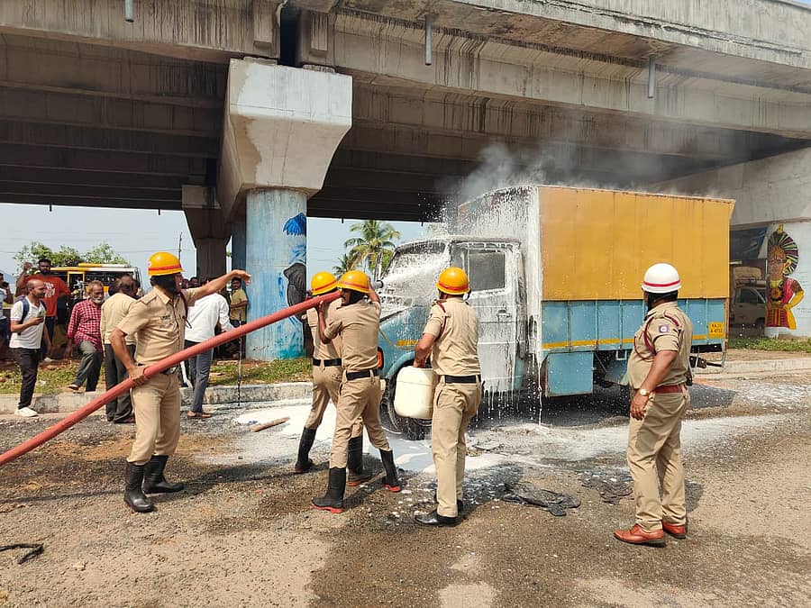 <div class="paragraphs"><p>ಕಾರವಾರ: ಹಾಲು ಪೂರೈಕೆ ಮಾಡುತ್ತಿದ್ದ ಗೂಡ್ಸ್ ವಾಹನಕ್ಕೆ ಬೆಂಕಿ</p></div>