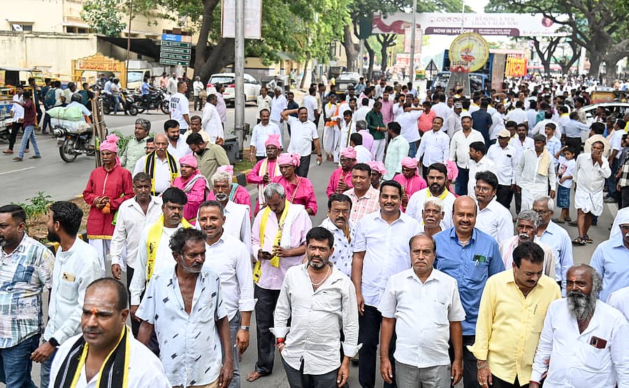 ಮೈಸೂರಿನಲ್ಲಿ ಕನಕ ಜಯಂತಿ ಅಂಗವಾಗಿ ಶನಿವಾರ ಮೆರವಣಿಗೆ ನಡೆಯಿತು– ಪ್ರಜಾವಾಣಿ ಚಿತ್ರ