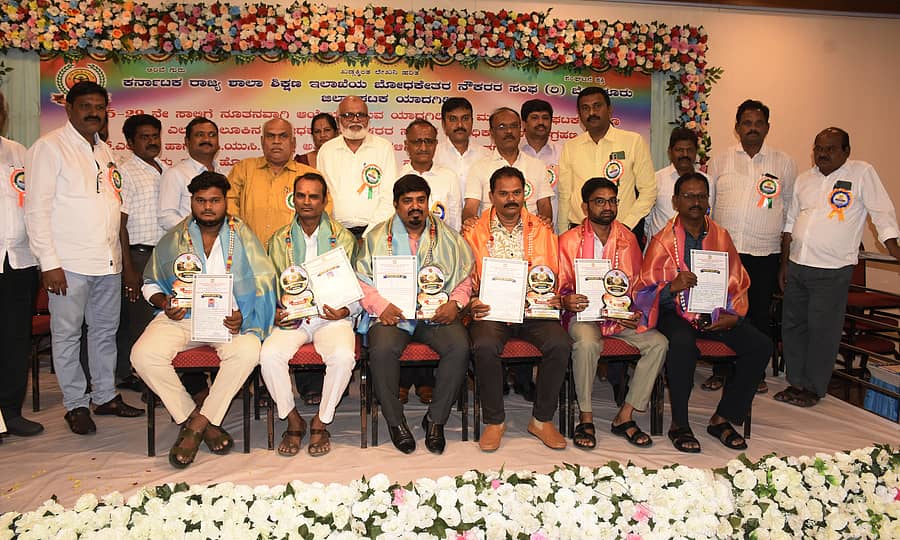 ಯಾದಗಿರಿಯಲ್ಲಿ ಶನಿವಾರ ನಡೆದ ಕಾರ್ಯಕ್ರಮದಲ್ಲಿ ರಾಜ್ಯ ಶಾಲಾ ಶಿಕ್ಷಣ ಇಲಾಖೆಯ ಬೋಧಕೇತರ ನೌಕರರ ಸಂಘದ ಜಿಲ್ಲಾ ಘಟಕ ನೂತನ ಪದಾಧಿಕಾರಿಗಳನ್ನು ಸನ್ಮಾನಿಸಲಾಯಿತು
