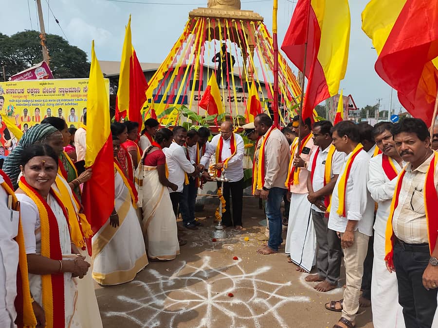 ಹಿರೇಕೆರೂರ ಪಟ್ಟಣದ ಸರ್ವಜ್ಞ ವೃತ್ತದಲ್ಲಿ ಶನಿವಾರ ನಡೆದ ಕರ್ನಾಟಕ ರಾಜ್ಯೋತ್ಸವ ಮತ್ತು ಕನಕದಾಸರ ಜಯಂತಿ ಆಚರಣೆಯನ್ನು ಶಾಸಕ ಯು.ಬಿ. ಬಣಕಾರ ಉದ್ಘಾಟಿಸಿದರು