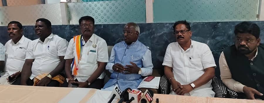 <div class="paragraphs"><p>ರಾಮನಗರದಲ್ಲಿ ನಡೆದ ಸುದ್ದಿಗೋಷ್ಠಿಯಲ್ಲಿ ದಲಿತ ಸಂಘಟನೆಗಳ ಒಕ್ಕೂಟದ ಅಧ್ಯಕ್ಷ ಡಾ. ಎಂ. ವೆಂಕಟಸ್ವಾಮಿ ಮಾತನಾಡಿದರು. </p></div>