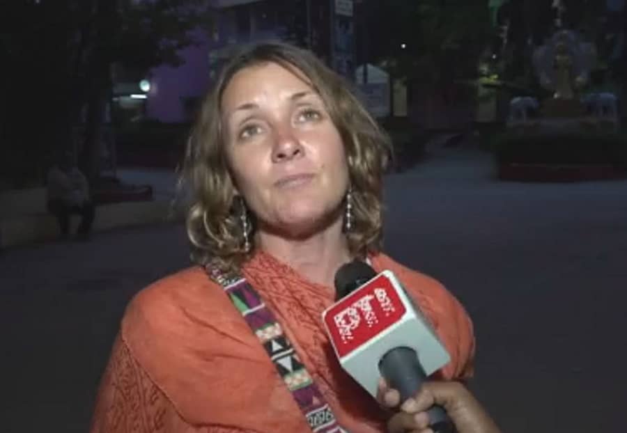 ಶತಮಾನೋತ್ಸವಕ್ಕಾಗಿ ಪುಟ್ಟಪರ್ತಿಗೆ ಬಂದಿರುವ ರಷ್ಯಾದ ಭಕ್ತೆ (ಪಿಟಿಐ ಚಿತ್ರ)