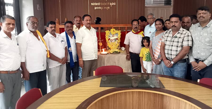 <div class="paragraphs"><p>ಶ್ರೀರಂಗಪಟ್ಟಣದಲ್ಲಿ ತಾಲ್ಲೂಕು ಆಡಳಿತದಿಂದ ಏರ್ಪಡಿಸಿದ್ದ ಕನಕ ಜಯಂತಿಯಲ್ಲಿ ಶಾಸಕ ರಮೇಶ ಬಂಡಿಸಿದ್ದೇಗೌಡ ಪಾಲ್ಗೊಂಡು ಮಾತನಾಡಿದರು.</p></div>