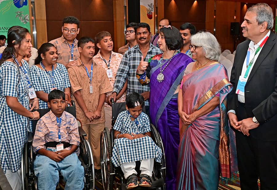 <div class="paragraphs"><p>‘ರಾಷ್ಟ್ರೀಯ ಮಾನಸಿಕ ಆರೋಗ್ಯ ಉತ್ಸವ- ಮನೋತ್ಸವ’ದಲ್ಲಿ ‘ಸೃಷ್ಟಿ ಸ್ಪೆಶಲ್ ಅಕಾಡೆಮಿ’ಯ ಮಕ್ಕಳೊಂದಿಗೆ ರೋಹಿಣಿ ನಿಲೇಕಣಿ, ಡಾ. ಪ್ರತಿಮಾ ಮೂರ್ತಿ, ಎಲ್‌.ಎಸ್‌. ಶಶಿಧರ ಚರ್ಚೆ ನಡೆಸಿದರು</p></div>