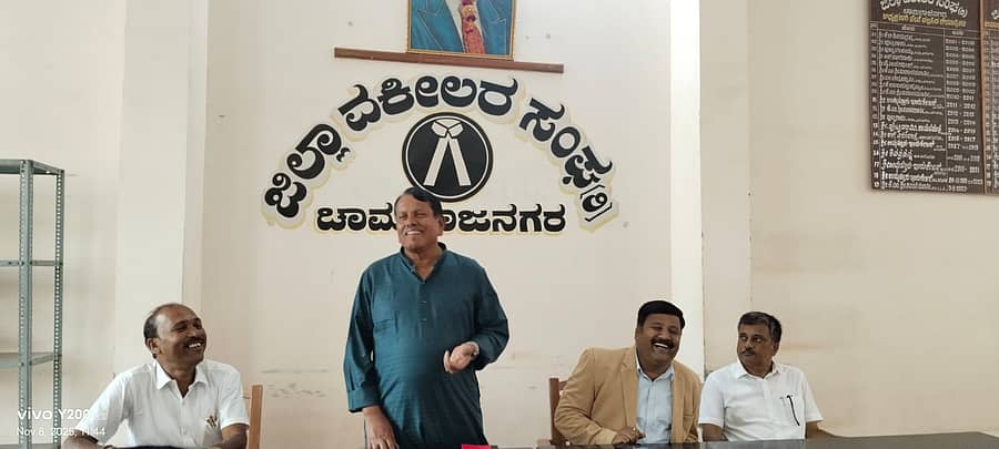 ಚಾಮರಾಜನಗರದ ಜಿಲ್ಲಾ ನ್ಯಾಯಾಲಯದ ಆವರಣದಲ್ಲಿರುವ ಜಿಲ್ಲಾ ವಕೀಲರ ಸಂಘದ ಕಚೇರಿಯಲ್ಲಿ ವಕೀಲರಿಗೆ ಹಮ್ಮಿಕೊಂಡಿದ್ದ ಕ್ರಿಮಿನಲ್ ಹಾಗೂ ಸಿವಿಲ್ ದಾವೆಗಳ ಕುರಿತ ಕಾರ್ಯಾಗಾರದಲ್ಲಿ ಹೈಕೋರ್ಟ್ ಹಿರಿಯ ವಕೀಲ ಎಸ್.ಶಂಕರಪ್ಪ ಮಾತನಾಡಿದರು