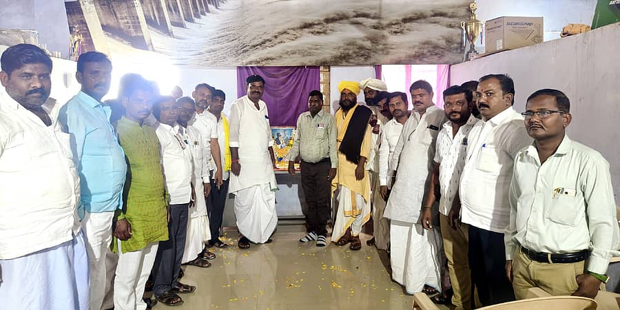 <div class="paragraphs"><p>ಹುಣಸಗಿ ಪಟ್ಟಣ ತಹಶೀಲ್ದಾರ್ ಕಚೇರಿಯಲ್ಲಿ ಹಮ್ಮಿಕೊಂಡಿದ್ದ ಕನಕದಾಸರ ಜಯಂತಿಯಲ್ಲಿ ತಹಶೀಲ್ದಾರ್ ಎಂ.ಬಸವರಾಜ ಭಾವಚಿತ್ರಕ್ಕೆ ಪೂಜೆ ಸಲ್ಲಿಸಿದರು</p></div>