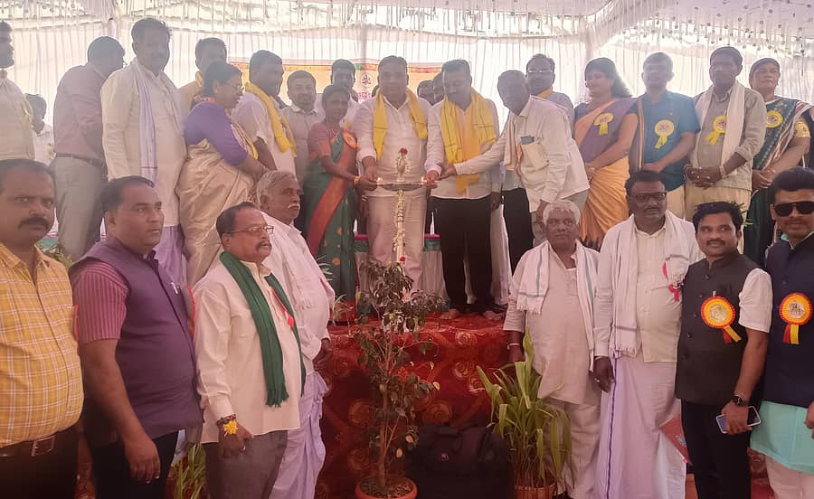 ಶಿಗ್ಗಾವಿ ತಾಲ್ಲೂಕಿನ ಬಾಡ ಗ್ರಾಮದ ಕನಕದಾಸರ ಅರಮನೆ ಆವರಣದಲ್ಲಿ ಶನಿವಾರ ನಡೆದ ಕನಕದಾಸರ ಜಯಂತಿ ಕಾರ್ಯಕ್ರಮವನ್ನು ಶಾಸಕ ಯಾಸೀರ್ ಅಹಮ್ಮದ್ಖಾನ್ ಪಠಾಣ ಉದ್ಘಾಟಿಸಿದರು