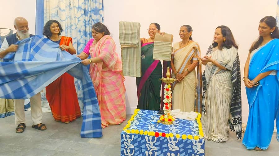 <div class="paragraphs"><p>ಕೈಮಗ್ಗ ಉತ್ಪನ್ನಗಳ ಪ್ರದರ್ಶನ ಮತ್ತು ಮಾರಾಟ ಮೇಳ ಹಾಗೂ ಕರಕುಶಲ ಕಾರ್ಯಾಗಾರ</p></div>