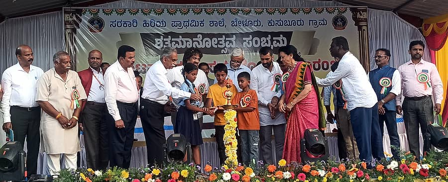 ಸೋಮವಾರಪೇಟೆ ಸಮೀಪದ ಬೇಳೂರು ಸರ್ಕಾರಿ ಹಿರಿಯ ಪ್ರಾಥಮಿಕ ಶಾಲೆಯ ಶತಮಾನೋತ್ಸವ ಸಮಾರೋಪ ಸಮಾರಂಭ ಕಾರ್ಯಕ್ರಮವನ್ನು ಶಿಕ್ಷಣ ಸಚಿವ ಮಧು ಬಂಗಾರಪ್ಪ ಉದ್ಘಾಟಿಸಿದರು.