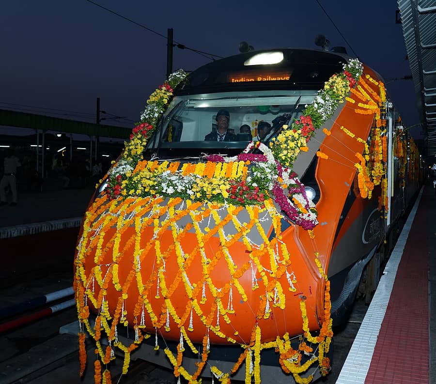 ಎರ್ನಾಕುಲಂ-ಬೆಂಗಳೂರು ವಂದೇ ಭಾರತ್ ರೈಲು ಶನಿವಾರ ಬೆಂಗಳೂರಿನ ಕ್ರಾಂತಿವೀರ ಸಂಗೊಳ್ಳಿ ರಾಯಣ್ಣ ನಿಲ್ದಾಣಕ್ಕೆ ಶನಿವಾರ ಸಂಜೆ ತಲುಪಿತು