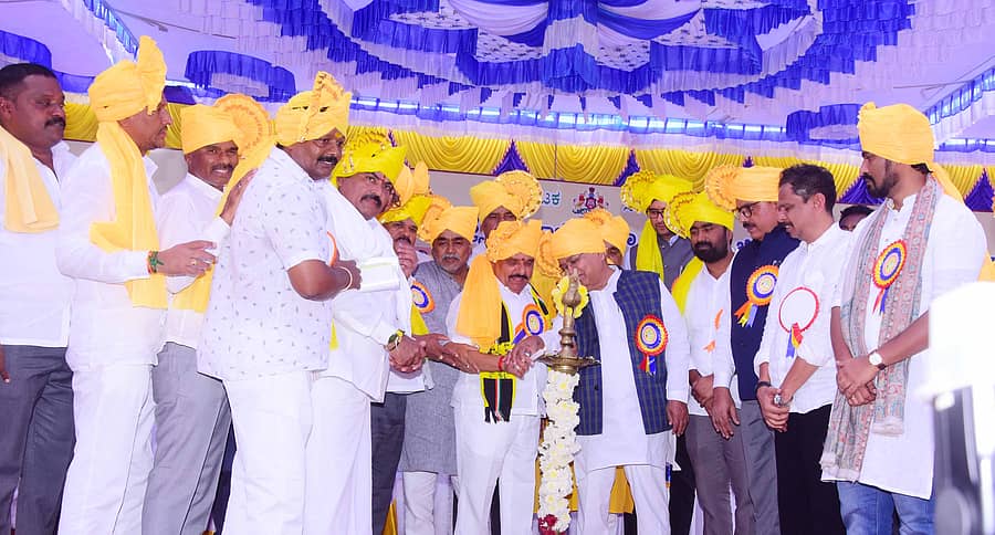 ಹೊಳಲ್ಕೆರೆ ರಸ್ತೆಯ ಕನಕ ವೃತ್ತದಲ್ಲಿ ಜಿಲ್ಲಾಡಳಿತದ ವತಿಯಿಂದ ಶನಿವಾರ ನಡೆದ ಕನಕ ಜಯಂತಿಯನ್ನು ಜಿಲ್ಲಾ ಉಸ್ತುವಾರಿ ಸಚಿವ ಡಿ.ಸುಧಾಕರ್ ಉದ್ಘಾಟಿಸಿದರು