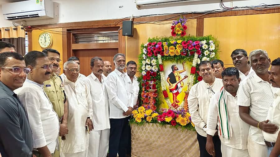 ದಾವಣಗೆರೆ ಜಿಲ್ಲಾಡಳಿತ ಭವನದಲ್ಲಿ ಶನಿವಾರ ಏರ್ಪಡಿಸಿದ್ದ ಜಯಂತಿಯಲ್ಲಿ ಕನಕದಾಸರ ಭಾವಚಿತ್ರಕ್ಕೆ ಶಾಸಕ ಕೆ.ಎಸ್. ಬಸವಂತಪ್ಪ ಪುಷ್ಪಾರ್ಚನೆ ಸಲ್ಲಿಸಿದರು