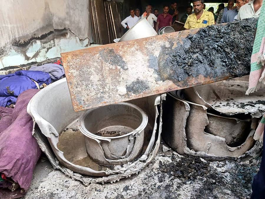 ಚನ್ನಪಟ್ಟಣ ತಾಲ್ಲೂಕಿನ ಸೋಗಾಲ ಗ್ರಾಮದಲ್ಲಿ ಬೆಂಕಿ ಬಿದ್ದು ಸುಟ್ಟಿರುವ ಶಾಮಿಯಾನ ಅಂಗಡಿಯಲ್ಲಿದ್ದ ಸಾಮಗ್ರಿಗಳು