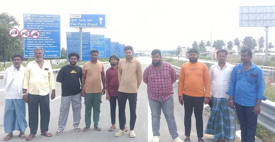 <div class="paragraphs"><p>ಬೇತಮಂಗಲ ಸಮೀಪದ ಸುಂದರಪಾಳ್ಯ ಹೊರವಲಯದ ಕಾರಿಡಾರ್ ರಸ್ತೆ ಟೋಲ್‌ಗೇಟ್‌ನಲ್ಲಿ ಅಗತ್ಯ ಮುಂಜಾಗ್ರತ ಕ್ರಮ ಕೈಗೊಳ್ಳಬೇಕೆಂದು ಸ್ಥಳೀಯರು ಒತ್ತಾಯಿಸಿದರು</p></div>