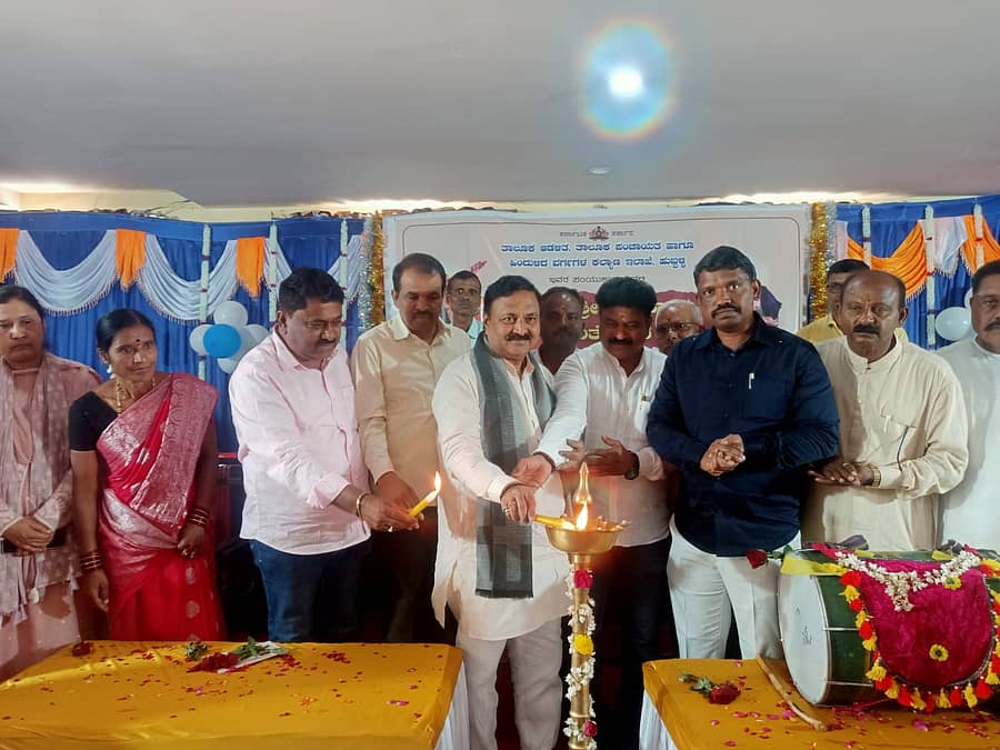 ಹುಬ್ಬಳ್ಳಿಯ ತಾಲ್ಲೂಕು ಪಂಚಾಯಿತಿ ಸಭಾಭವನದಲ್ಲಿ ಏರ್ಪಡಿಸಿದ್ದ  ಕನಕದಾಸ ಜಯಂತಿ ಕಾರ್ಯಕ್ರಮವನ್ನು ಶಾಸಕ ಮಹೇಶ ಟೆಂಗಿನಕಾಯಿ ಉದ್ಘಾಟಿಸಿದರು