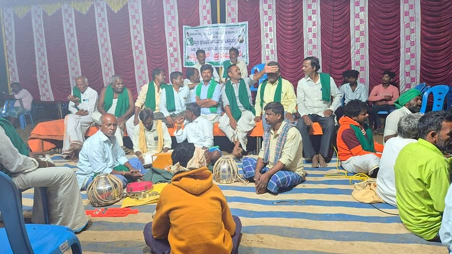 <div class="paragraphs"><p>ಹೂವಿನ ಹಡಗಲಿಯಲ್ಲಿ ಮುಂದುವರೆದ ರೈತರ ಧರಣಿ</p></div>