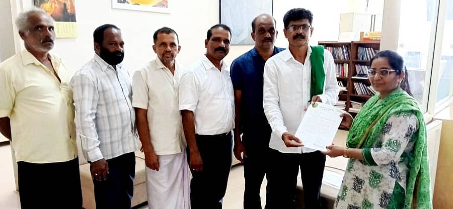 ಕೆಂಪು ಭತ್ತ ಖರೀದಿಗೆ ಕ್ರಮ ಕೈಗೊಳ್ಳಬೇಕು ಎಂದು ಕೋಟ ರೈತಧ್ವನಿ ಸಂಘಟನೆ ವತಿಯಿಂದ ಜಿಲ್ಲಾಧಿಕಾರಿಗೆ ಮನವಿ ನೀಡಲಾಯಿತು.