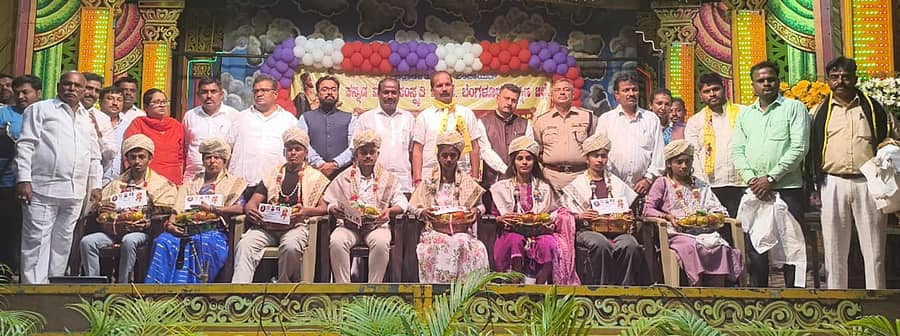 <div class="paragraphs"><p>ರಾಮನಗರದ ಡಾ. ಬಿ.ಆರ್. ಅಂಬೇಡ್ಕರ್ ಭವನದಲ್ಲಿ ಶನಿವಾರ ಜಿಲ್ಲಾಡಳಿತ ಹಮ್ಮಿಕೊಂಡಿದ್ದ ಕನಕದಾಸ ಜಯಂತಿ ಕಾರ್ಯಕ್ರಮದಲ್ಲಿ ವಿದ್ಯಾರ್ಥಿಗಳಿಗೆ ಪ್ರತಿಭಾ ಪುರಸ್ಕಾರ ನೀಡಲಾಯಿತು. </p></div>