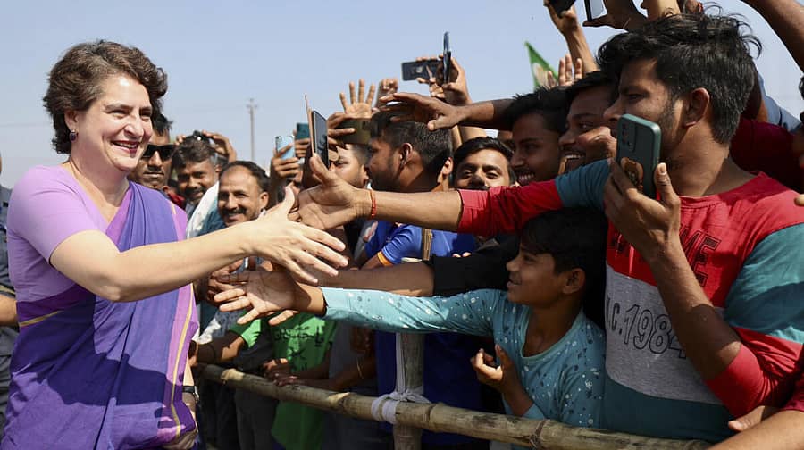 <div class="paragraphs"><p>ಬಿಹಾರದ ವಿಧಾನಸಭಾ ಚುನಾವಣಾ ಪ್ರಚಾರದಲ್ಲಿ ಪಾಲ್ಗೊಂಡ ಪ್ರಿಯಾಂಕಾ ಗಾಂಧಿ ವಾದ್ರಾ ಅವರಿಗೆ ಹಸ್ತಲಾಘ ನೀಡಲು ಮುಗಿಬಿದ್ದ ಜನರು</p></div>