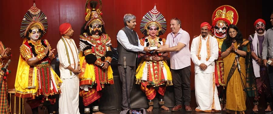 ಇಸ್ರೇಲ್ನಲ್ಲಿ ಯಕ್ಷಗಾನ ಪ್ರದರ್ಶನ ನೀಡಿದ ಬೆಂಗಳೂರಿನ ಯಕ್ಷದೇಗುಲ ತಂಡವನ್ನು ಗೌರವಿಸಲಾಯಿತು