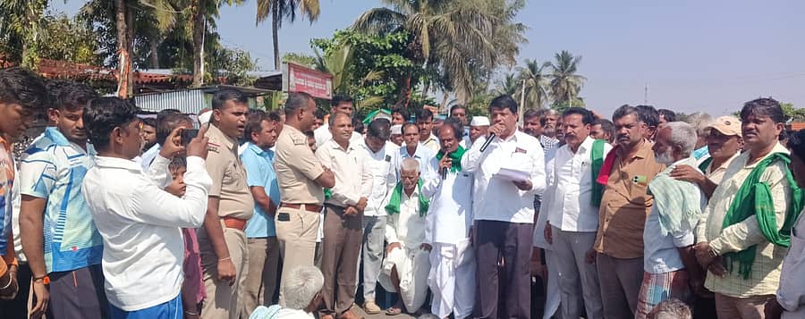 ಬೆಂಬಲ ಬೆಲೆ ಯೋಜನೆಯಡಿ ಮೆಕ್ಕೆಜೋಳ ಖರೀದಿ ಕೇಂದ್ರ ಹಾಗೂ ಬೆಳೆ ಹಾನಿ ಪರಿಹಾರ ವಿತರಣೆಗೆ ಆಗ್ರಹಿಸಿ ಭಾರತೀಯ ಕಿಸಾನ ಸಂಘ ಹಾಗೂ ಹಸಿರು ಸೇನೆ ವತಿಯಿಂದ ಶನಿವಾರ ತಾಲ್ಲೂಕಿನ ಕೊಣ್ಣೂರು ಗ್ರಾಮದಲ್ಲಿನ ರಾಷ್ಟ್ರೀಯ ಹೆದ್ದಾರಿ ತಡೆದು ಪ್ರತಿಭಟನೆ ನಡೆಸಲಾಯಿತು