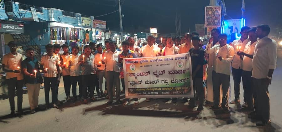 ಜಾಲಹಳ್ಳಿ ಪಟ್ಟಣದ ಅಂಬೇಡ್ಕರ್ ವೃತ್ತದ ಬಳಿ ಭಾನುವಾರ ಕಾಂಗ್ರೆಸ್ ಪಕ್ಷದ ನೇತೃತ್ವದಲ್ಲಿ ವೋಟ್ ಚೋರ್ ಗದ್ದಿ ಚೋಡ್ ಕೇಂದ್ರ ಸರ್ಕಾರದ ವಿರುದ್ದ ಪ್ರತಿಭಟನೆ ಮಾಡಿದರು