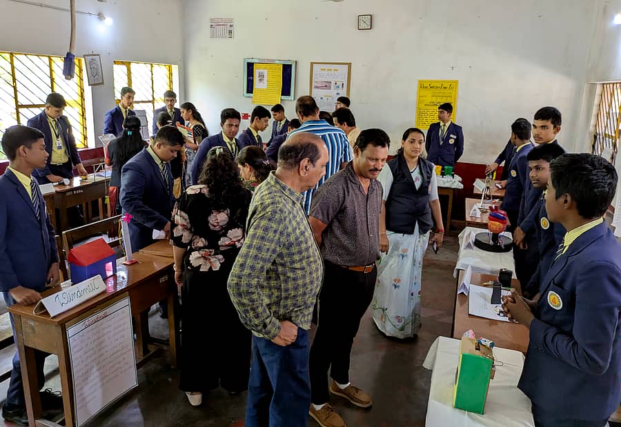 ಸಕಲೇಶಪುರದ ರೋಟರಿ ಇಂಗ್ಲಿಷ್ ಮಾಧ್ಯಮ ಶಾಲೆಯಲ್ಲಿ ಶುಕ್ರವಾರ ನಡೆದ ವಿಜ್ಞಾನ ವಸ್ತುಪ್ರದರ್ಶನವನ್ನು ವಿದ್ಯಾ ಸಂಸ್ಥೆಯ ಅಧ್ಯಕ್ಷ ಎಂ.ಎಸ್. ವಿಜಯ್ಶಂಕರ್ ಹಾಗೂ ಕಾರ್ಯದರ್ಶಿ ಅರುಣ್ಕುಮಾರ್ ರಕ್ಷಿದಿ ವೀಕ್ಷಿಸಿದರು