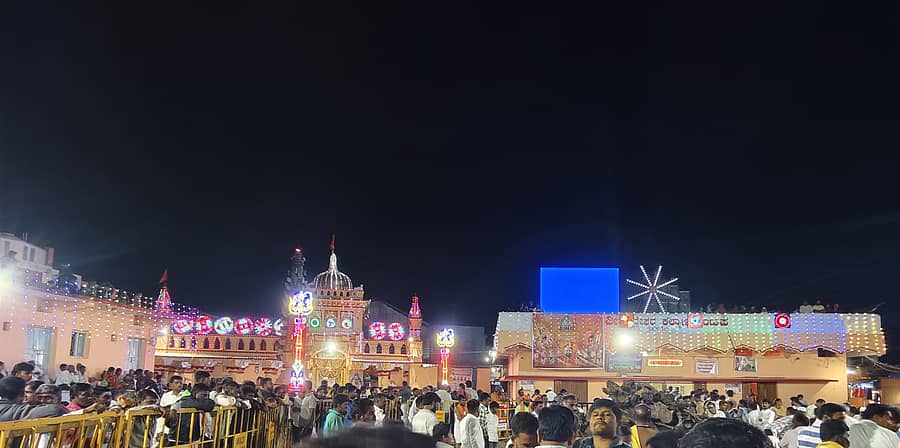 ಹಲಕರ್ಟಿ ವೀರಭದ್ರೇಶ್ವರ ದೇವಾಲಯಕ್ಕೆ ಜಾತ್ರಾ ಮಹೋತ್ಸವದ ಅಂಗವಾಗಿ ಲೈಟಿಂಗ್ಸ್ ಹಾಕಿರುವುದು