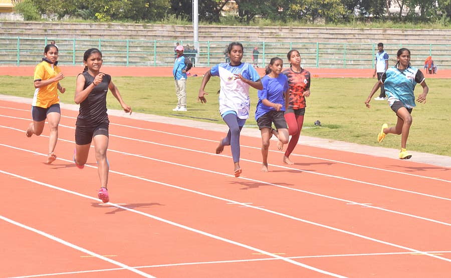 ಕೋಲಾರದಲ್ಲಿ ನಡೆದ ಶಾಲಾ ಕ್ರೀಡಾಕೂಟದ ಬಾಲಕಿಯರ ವಿಭಾಗದ 100 ಮೀಟರ್ ಓಟದಲ್ಲಿ ಸ್ಪರ್ಧಿಗಳು ಗುರಿಯತ್ತ ಮುನ್ನುಗ್ಗಿದ ಸಂದರ್ಭ