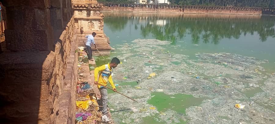 ಬಾದಾಮಿ ಸಮೀಪದ ಬನಶಂಕರಿ ದೇವಾಲಯದ ಎದುರಿನ ಹರಿದ್ರಾತೀರ್ಥ ಪುಷ್ಕರಣಿಯನ್ನು ಕಾರ್ಮಿಕರು ಸ್ವಚ್ಛಗೊಳಿಸಿದರು