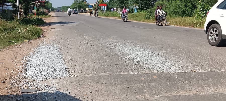 ರಸ್ತೆ ಉಬ್ಬುಗಳ ಹತ್ತಿರ ಚೆಲ್ಲಿರುವ ಜಲ್ಲಿ ಕಲ್ಲು