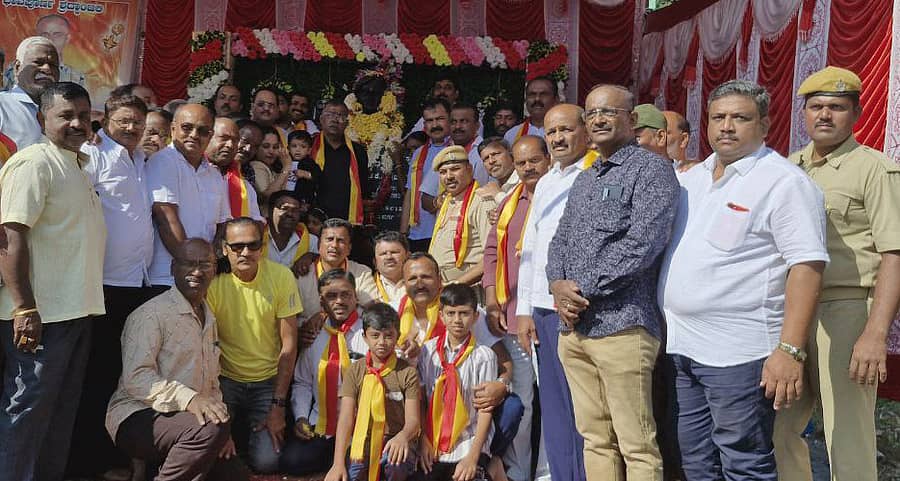 ಕಿಕ್ಕೇರಿಯಲ್ಲಿ ಅಗಲಿದ ಯೋಧ ಕಿಕ್ಕೇರಿ ಜನಾರ್ದನಗೌಡ ಅವರ ಪುತ್ಥಳಿಯನ್ನು ಭಾನುವಾರ ಅನಾವರಣಗೊಳಿಸಲಾಯಿತು