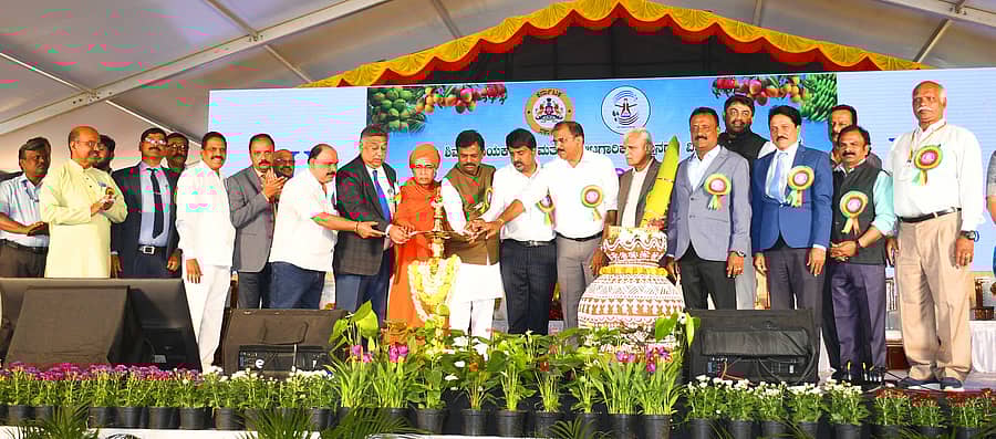 ಶಿವಮೊಗ್ಗದ ಕೆಳದಿ ಶಿವಪ್ಪ ನಾಯಕ ಕೃಷಿ ಮತ್ತು ತೋಟಗಾರಿಕೆ ವಿಶ್ವವಿದ್ಯಾಲದಲ್ಲಿ ಭಾನುವಾರ ಕೃಷಿ ಮೇಳದ ಚಟುವಟಿಕೆಗಳಿಗೆ ತರೀಕೆರೆ ಶಾಸಕ ಜಿ.ಎಚ್.ಶ್ರೀನಿವಾಸ ಚಾಲನೆ ನೀಡಿದರು