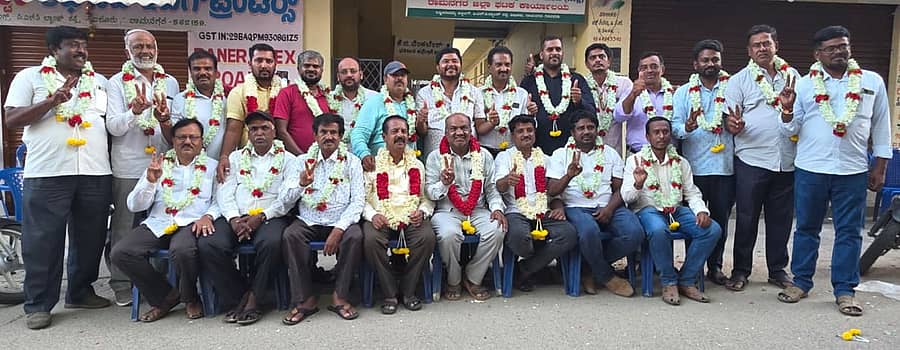 ಕರ್ನಾಟಕ ಕಾರ್ಯನಿರತ ಪತ್ರಕರ್ತರ ಸಂಘದ ಬೆಂಗಳೂರು ದಕ್ಷಿಣ ಜಿಲ್ಲಾ ಘಟಕದ ಅಧ್ಯಕ್ಷರಾಗಿ ಶಿವಲಿಂಗಯ್ಯ ವಿಭೂತಿಕೆರೆ, ಪ್ರಧಾನ ಕಾರ್ಯದರ್ಶಿಯಾಗಿ ಮಂಜುನಾಥ ಎಸ್., ರಾಜ್ಯ ಕಾರ್ಯಕಾರಿಣಿ ಸಮಿತಿ ಸದಸ್ಯರಾಗಿ ಶಿವಮಾದಯ್ಯ ಆಯ್ಕೆಯಾದರು. ಉಪಾಧ್ಯಕ್ಷ, ಕಾರ್ಯದರ್ಶಿ ಹಾಗೂ ಕಾರ್ಯಕಾರಿಣಿ ಸಮಿತಿಗೆ ಆಯ್ಕೆಯಾದವರು ಇದ್ದಾರೆ