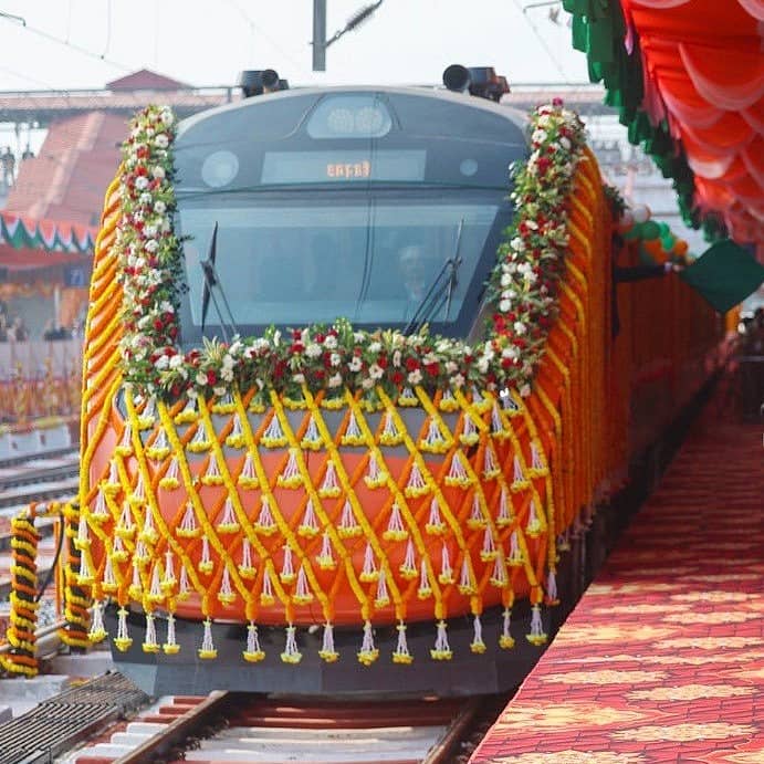 <div class="paragraphs"><p>ಹೊಸದಾಗಿ ಉದ್ಘಾಟನೆಗೊಂಡ&nbsp;ಎರ್ನಾಕುಳಂ–ಬೆಂಗಳೂರು ವಂದೇ ಭಾರತ್ ಎಕ್ಸ್‌ಪ್ರೆಸ್ ರೈಲು</p></div>