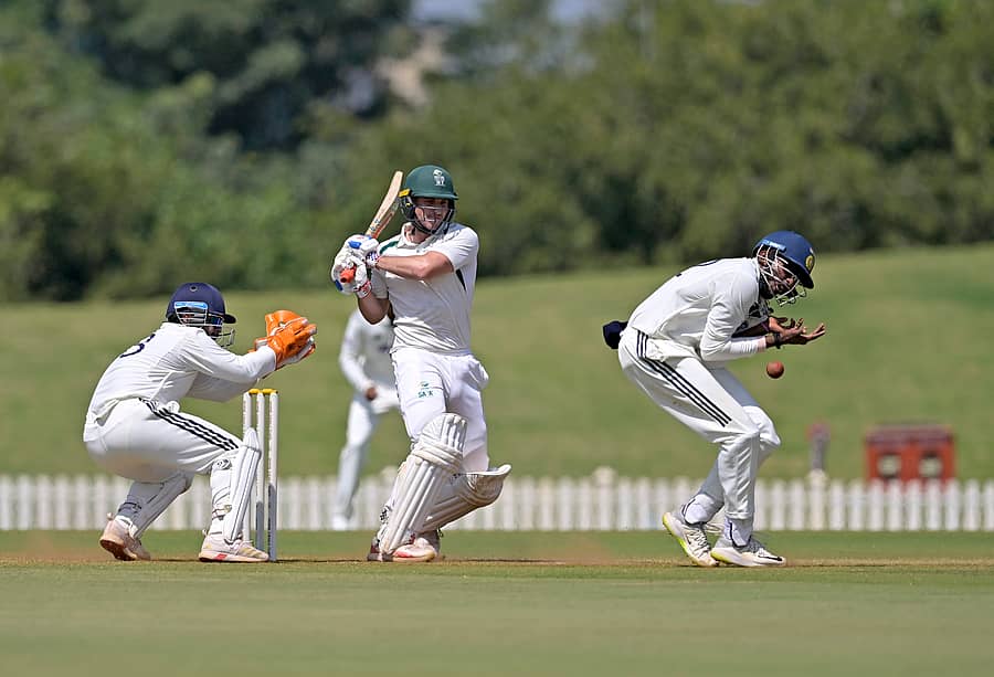 <div class="paragraphs"><p>ಬೆಂಗಳೂರಿನ ಹೊರವಲಯದಲ್ಲಿರುವ ಬಿಸಿಸಿಐ ಸಿಒಇ ಕ್ರೀಡಾಂಗಣದಲ್ಲಿ ನಡೆದ ಚತುರ್ದಿನಗಳ ಪಂದ್ಯದಲ್ಲಿ ಭಾರತ ಎ ವಿರುದ್ಧ ಆಫ್ರಿಕಾ ಎ ತಂಡದ ಜೋರ್ಡಾನ್ ಹರ್ಮನ್ ಅರ್ಧಶತಕ ಗಳಿಸಿದರು</p></div>