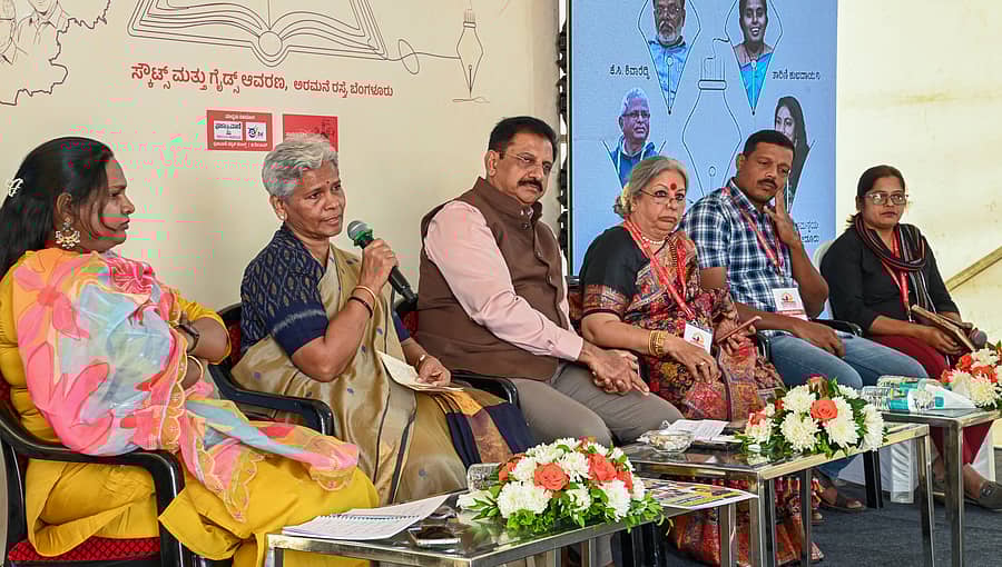 ‘ಅಸಹನೆಯ ಯುಗದಲ್ಲಿ ಹೊಸಕಾವ್ಯದ ಧಾತುಗಳು’ ಗೋಷ್ಠಿಯಲ್ಲಿ ಮಂಜುಳಾ ಹುಲಿಕುಂಟೆ, ಎಚ್.ಎಲ್. ಪುಷ್ಪಾ, ಬಿ.ಆರ್. ರವಿಕಾಂತೇಗೌಡ, ಪ್ರತಿಭಾ ನಂದಕುಮಾರ್, ವಿಲ್ಸನ್ ಕಟೀಲ್ ಮತ್ತು ಶ್ವೇತಾ ಮಣಿ ಎಚ್.ಎಂ. ಪಾಲ್ಗೊಂಡಿದ್ದರು ಪ್ರಜಾವಾಣಿ ಚಿತ್ರ