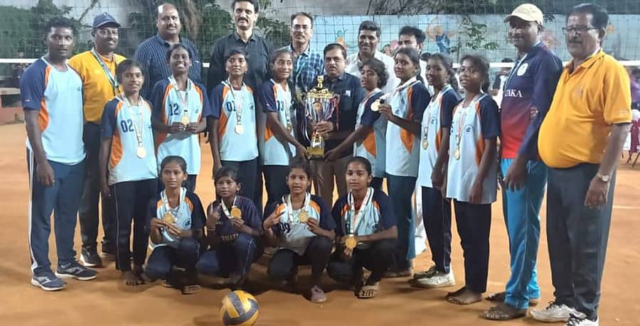 ಮುಂಡರಗಿ ತಾಲ್ಲೂಕಿನ ಹಮ್ಮಿಗಿ ಹಾಗೂ ಜಾಲವಾಡಿಗೆ ಗ್ರಾಮಗಳ ಬಾಲಕಿಯರು ಈಚೆಗೆ ಬೆಂಗಳೂರು ಕಂಠೀರವ ಕ್ರೀಡಾಂಗಣದಲ್ಲಿ ನಡೆದ 14 ವರ್ಷದೊಳಗಿನ ಬಾಲಕಿಯರ ರಾಜ್ಯ ಒಲಿಂಪಿಕ್ಸ್ ಕ್ರೀಡಾಕೂಟದ ವಾಲಿಬಾಲ್ ಪಂದ್ಯಾವಳಿಯಲ್ಲಿ ಪ್ರಥಮ ಸ್ಥಾನ ಗಳಿಸಿದರು