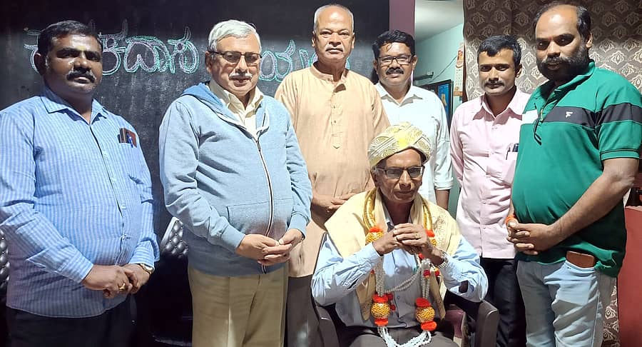 ಶ್ರೀರಂಗಪಟ್ಟಣದಲ್ಲಿ ಸಂಜಯ ಪ್ರಕಾಶನದ ವತಿಯಿಂದ ಶನಿವಾರ ಸಂಜೆ ಏರ್ಪಡಿಸಿದ್ದ ಕನಕ ಜಯಂತಿಯಲ್ಲಿ ಪ್ರಧಾನ ಭಾಷಣ ಮಾಡಿದ ನಿವೃತ್ತ ಪ್ರಾಧ್ಯಾಪಕ ಪ್ರೊ. ಬೋರೇಗೌಡ ಚಿಕ್ಕಮರಳಿ ಅವರನ್ನು ಸನ್ಮಾನಿಸಲಾಯಿತು