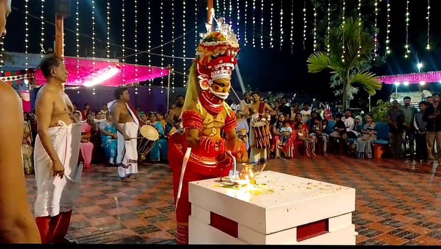 ಕುಶಾಲನಗರದ ಶ್ರೀ ಮುತ್ತಪ್ಪ ಸ್ವಾಮಿ ದೇವಾಲಯದಲ್ಲಿ ಶನಿವಾರ ಸಂಜೆ ನಡೆದ ಪುತ್ತರಿ ವೆಳ್ಳಾಟಂ ಅನ್ನು ಭಕ್ತರು ಕಣ್ತುಂಬಿಕೊಂಡರು