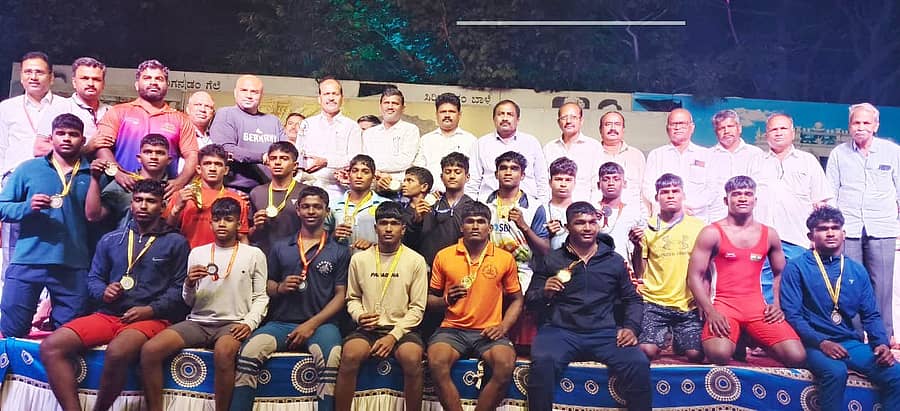 <div class="paragraphs"><p>ವಿಜಯನಗರ ಜಿಲ್ಲೆ ಹೊಸಪೇಟೆ ತಾಲ್ಲೂಕಿನ ಮರಿಯಮ್ಮನಹಳ್ಳಿಯಲ್ಲಿ ಭಾನುವಾರ ಮುಕ್ತಾಯಗೊಂಡ ಕುಸ್ತಿ ಪಂದ್ಯಾವಳಿಯಲ್ಲಿ ಬಾಲಕರ ವಿಭಾಗದಲ್ಲಿ ಸಮಗ್ರ ಪ್ರಶಸ್ತಿ ಗಳಿಸಿದ ದಾವಣಗೆರೆ ಜಿಲ್ಲೆಯ ತಂಡ</p></div>