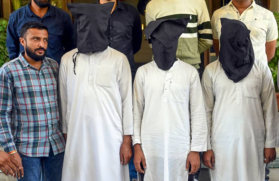 ಗುಜರಾತ್ ಎಟಿಎಸ್ ಅಧಿಕಾರಿಗಳು ಬಂಧಿಸಿರುವ ಶಂಕಿತ ಉಗ್ರರು –ಪಿಟಿಐ ಚಿತ್ರ