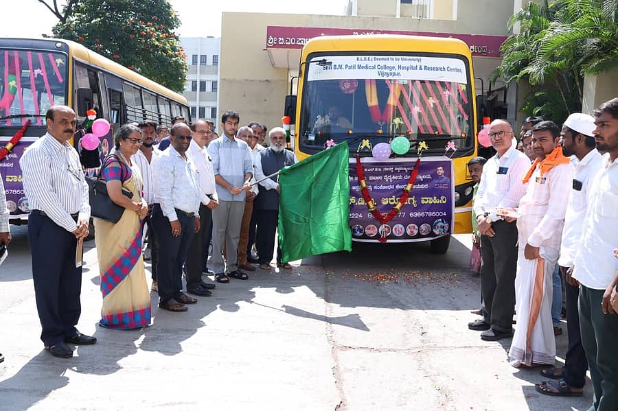 ವಿಜಯಪುರದಲ್ಲಿ ಬಿ.ಎಲ್.ಡಿ.ಇ ಡೀಮ್ಡ್ ವಿಶ್ವವಿದ್ಯಾಲಯದಿಂದ ಕುಲಾಧಿಪತಿ ಬಸನಗೌಡ ಎಂ. ಪಾಟೀಲ ಆರೋಗ್ಯ ವಾಹಿನಿ ಬಸ್ ಸೇವೆಗೆ ಚಾಲನೆ ನೀಡಿದರು
