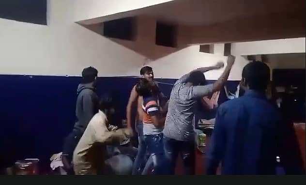 ಕಾರಾಗೃಹದಲ್ಲಿ ವಿಚಾರಣಾಧೀನ ಕೈದಿಗಳು ಮದ್ಯ ಸೇವಿಸಿ ನೃತ್ಯ ಮಾಡುತ್ತಿರುವ ದೃಶ್ಯ. 