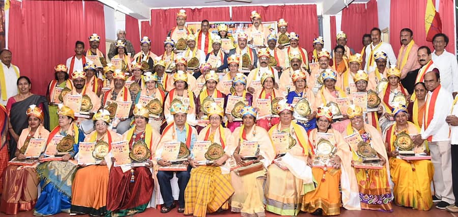 ಕಸಾಪ ಭವನದಲ್ಲಿ ಭಾನುವಾರ ವಿವಿಧ ಕ್ಷೇತ್ರಗಳ ಸಾಧಕರಿಗೆ ಡಾ. ತಿಮ್ಮಯ್ಯ ‘ರಾಜ್ಯೋತ್ಸವ’ ಪ್ರಶಸ್ತಿ ನೀಡಿದರು. ಮಡ್ಡಿಕೆರೆ ಗೋಪಾಲ್ ಜೊತೆಗಿದ್ದರು