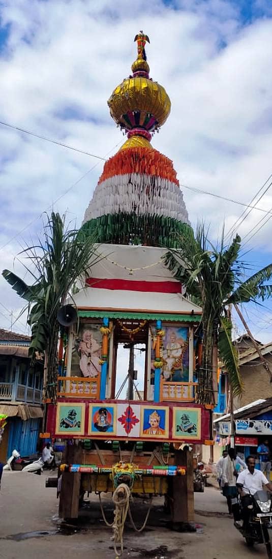ಬೈಲಹೊಂಗಲ ಜವಳಿ ಕೂಟದಲ್ಲಿ ಸಿದ್ಧಗೊಂಡು ನಿಂತಿರುವ ರಥ
