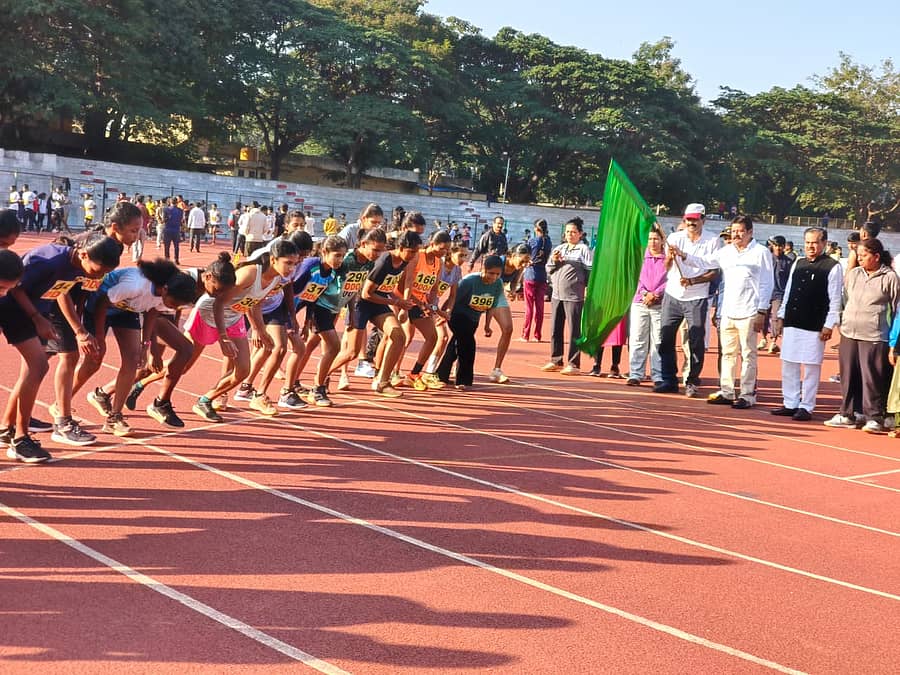 ಧಾರವಾಡದಲ್ಲಿ ಆಯೋಜಿಸಿದ್ದ ರಾಜ್ಯಮಟ್ಟದ 10 ಕಿ.ಮೀ ಕ್ರಾಸ್ ಕಂಟ್ರಿ ಓಟದ ಸ್ಪರ್ಧೆಗೆ ಸಹಾಯಕ ಪೊಲೀಸ್ ಆಯುಕ್ತ ಪ್ರಶಾಂತ ಸಿದ್ದನಗೌಡರ ಚಾಲನೆ ನೀಡಿದರು