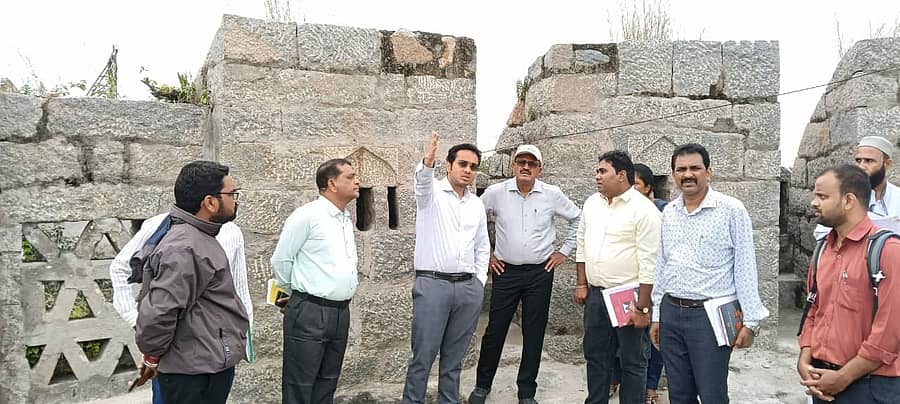 ರಾಜ್ಯ ಪುರಾತತ್ವ, ವಸ್ತುಸಂಗ್ರಹಾಲಯಗಳು ಮತ್ತು ಪರಂಪರೆ ಇಲಾಖೆಯ ಆಯುಕ್ತ ದೇವರಾಜು ಎ, ಹಾಗೂ ಮಹಾನಗರ ಪಾಲಿಕೆಯ ಆಯುಕ್ತ ಜುಬಿನ್ ಮೊಹಾಪಾತ್ರ, ಪುರಾತ್ತವ ಇಲಾಖೆಯ ಮಂಜುಳಾ ಸಿ.ಎನ್, ಎಇಇ ಸತೀಶ್, ಪ್ರೇಮಲತಾ ಬಿ.ಎಂ., ಶಿವಪ್ರಕಾಶ ಅವರು ನವೆಂಬರ್ 4ರಂದು ರಾಯಚೂರು ಕೋಟೆ ಪ್ರದೇಶವನ್ನು ವೀಕ್ಷಿಸಿದರು