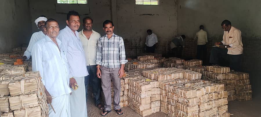 ಚಾಮರಾಜನಗರದ ಕೃಷಿ ಉತ್ಪನ್ನ ಮಾರುಕಟ್ಟೆಯಲ್ಲಿ ಬೆಲ್ಲ ಮಾರಾಟ ಮಾಡಲು ಬಂದಿರುವ ರೈತರು