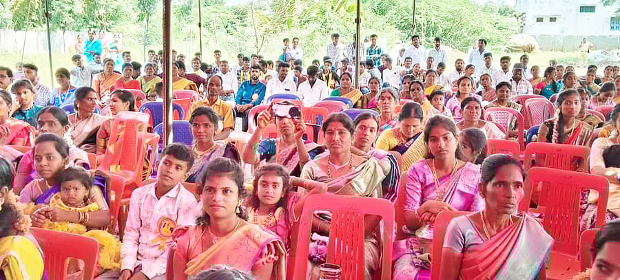 ಪಾವಗಡ ತಾಲ್ಲೂಕಿನ ಅಚ್ಚಮ್ಮನಹಳ್ಳಿಯಲ್ಲಿ ಭಾನುವಾರ ನಡೆದ ಕನಕದಾಸರ ಜಯಂತಿ ಕಾರ್ಯಕ್ರಮದಲ್ಲಿ ಭಾಗವಹಿಸಿದ್ದ ಜನರು